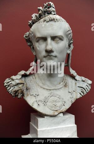 Caligua (Caio Giulio Cesare Augusto Germanicus). (12-41 AD). Terzo imperatore romano. Julio-Claudian dinastia. Busto di imperatore con armatura. Roma, 37-41 annuncio. Il marmo. Ny Carlsberg Glyptotek. Copenhagen, Danimarca. Foto Stock