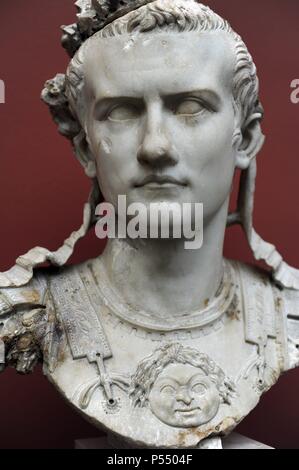 Caligua (Caio Giulio Cesare Augusto Germanicus). (12-41 AD). Terzo imperatore romano. Julio-Claudian dinastia. Busto di imperatore con armatura. Roma, 37-41 annuncio. Il marmo. Ny Carlsberg Glyptotek. Copenhagen, Danimarca. Foto Stock