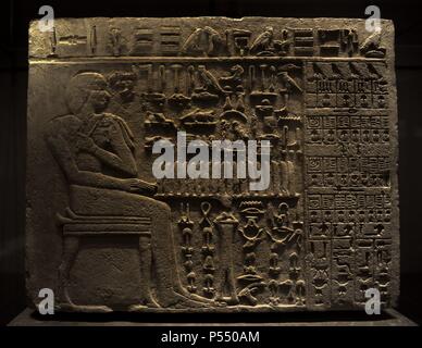 Gazzetta Isi presso la sua offerta tabella. Dalla tomba di Isi probabilmente a Saqqara. Calcare. 4° Dynastry, c. 2570-2450 A.C. Antico Regno. Rilievi. Dettaglio. Geroglifici. Ny Carlsberg Glyptotek. Copenhagen. La Danimarca. Foto Stock