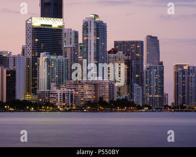 MIAMI, FLORIDA - circa aprile 2017: Vista della Baia di Biscayne e Brickell Key da Key Biscayne a Miami Foto Stock