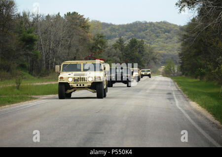 I soldati al momento dell'installazione per la 86Divisione formazione era il Guerriero esercizio 86-17-02 unità tattiche militari veicoli in un convoglio il 10 maggio 2017, sul Nord Post a Fort McCoy, Wis. il guerriero esercizio offre eccezionali opportunità di formazione per i vari soldati in vari occupazione militare specialità di allenarsi insieme sulla simulazione di missioni di combattimento e a lavorare insieme come una squadra, proprio come se fossero in un ambiente reale. Foto Stock