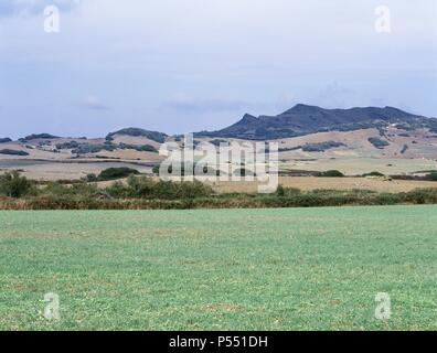 ISLAS BALEARES. Minorca. Vista del paisaje del norte de la Isla, en dirección al Cap de cavallería. Al fondo, montañas pertenecientes a la Sierra de Tramuntana. Minorca. España. Foto Stock