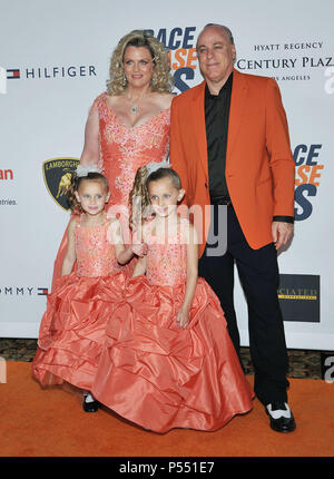 Nancy Davis   marito Ken Rickel   gemelli Isabella e Mariella  167 - XVII gara annuale per cancellare MS al Hyatt Regency Century Plaza di Los Angeles.Nancy Davis   marito Ken Rickel   gemelli Isabella e Mariella  167 evento nella vita di Hollywood - California, tappeto rosso Evento, STATI UNITI D'AMERICA, industria cinematografica, celebrità, fotografia, Bestof, arte cultura e intrattenimento, celebrità moda, migliori della vita di Hollywood, evento nella vita di Hollywood - California, moquette rossa e dietro le quinte, musica celebrità, Topix, coppia, famiglia ( marito e moglie ) e i bambini- figli, fratelli e sorelle inchiesta tsuni@Gamma-USA.c Foto Stock
