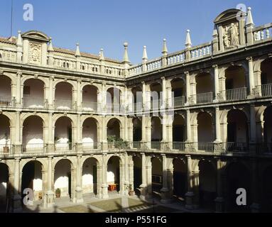 ARTE RENACIMIENTO. ESPAÑA. UNIVERSIDAD o Colegio de San Ildefonso. Fundada por el Cardenal Cisneros en 1498, y las obras. dirigidas por Pedro Gumiel, se concluyeron en el año 1508. Vista del Patio de Santo Tomas, el patio principale, construido por José SOPEÑA en estilo barroco en 1662. ALCALA DE HENARES. Comunidad de Madrid. Foto Stock