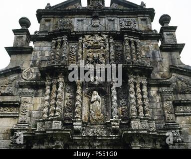 ARTE BARROCO. ESPAÑA. La Iglesia de Santa María la Real. Datada en el s. XVIII, fue construida en estilo barroco. Vista de la fachada con COLUMNAS SALOMONICAS. A ENTRIMO. Provincia de Ourense. La Galizia. Foto Stock