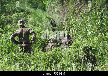 Soldati filippini, 1° Scout Reggimento Ranger, insieme con gli Stati Uniti i membri del servizio, il comportamento al fuoco di formazione di manovra a sostegno di Balikatan 2017 a Camp Tecson in San Miguel, Bulacan, 10 maggio 2017. Mediante la formazione insieme, il filippino e militare degli Stati Uniti di costruire su tattiche condivisa, le tecniche e le procedure che consentono di migliorare la prontezza e la capacità di risposta alle minacce emergenti. Balikatan è un annuale U.S.-Philippine bilaterale di esercitazione militare incentrato su una varietà di comprese le missioni umanitarie e di soccorso in caso di catastrofe, la lotta contro il terrorismo e altri combinati di operazioni militari. Foto Stock