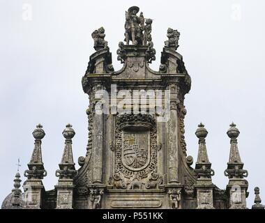 ARTE BARROCO. ESPAÑA. MONASTERIO de San Martin Pinario. Detalle del frontone de la fachada clasicista del templo, realizada por Fray Gabriel de las Casas y Fernando Casas Novoa (1739-1750), coronado por la figura de San Martin partiendo su capa con onu mendigo . SANTIAGO DE COMPOSTELA. Provincia de La Coruña. La Galizia. Foto Stock