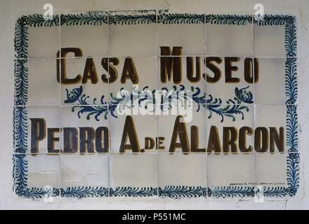 ALARCON, Pedro Antonio de (Guadix,1833-Madrid, 1891). Novelista español. Dirigió el periódico " El látigo'. Miembro de la Unión liberal y Consejero de Estado de Alfonso XII. Su obra literária se situa entre el romanticismo y el realismo. Detalle del indicativo de la Casa-museo del escritor. CAPILEIRA. Comarca de Las Alpujarras. Provincia de Granada. Andalucía. España. Foto Stock