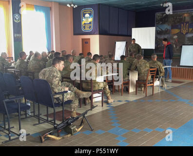 1Lt. Kevin Parker di Mustang, Oklahoma incarica ucraino soldati airborne sul fuoco di armi leggere teoria al 1° Battaglione, 95th aria Mobile quartier generale di brigata, Zhytomyr, Ucraina, 10 maggio 2017. Sotto il mentorship di comune formazione multinazionale Group-Ukraine, attualmente guidata da parte del governo degli STATI UNITI Esercito della 45esima brigata di fanteria combattere la squadra, il militare ucraino sta lavorando alla creazione di una NATO interoperabili Combat Training Center entro il 2020. ( Foto Stock