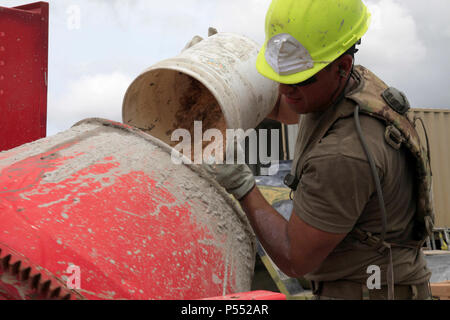 Stati Uniti Esercito Pvt. Manuel Torres, con l'Ingegnere 485th azienda con sede fuori di Arlington Heights, Illinois, versa la ghiaia in un mescolatore di cemento mentre in un cantiere edile a doppia testa di cavolo, Belize, 10 maggio 2017. I soldati della 485th sono la costruzione di una nuova clinica del villaggio come una parte di oltre l'orizzonte 2017, U.S. Comando sud-sponsorizzato, esercito sud-led esercizio progettata per fornire aiuti umanitari e i servizi di ingegneria per le comunità nel bisogno, dimostrando il supporto degli Stati Uniti per il Belize. Foto Stock