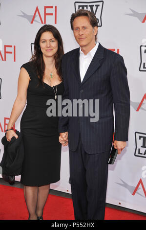 Steven Weber e la moglie Juliette Hohnen  64 - AFI Life Achivement Awards- Mike Nichols il Sony Lotto Studio in Los Angeles.Steven Weber e la moglie Juliette Hohnen  64 evento nella vita di Hollywood - California, tappeto rosso Evento, STATI UNITI D'AMERICA, industria cinematografica, celebrità, fotografia, Bestof, arte cultura e intrattenimento, celebrità moda, migliori della vita di Hollywood, evento nella vita di Hollywood - California, moquette rossa e dietro le quinte, musica celebrità, Topix, coppia, famiglia ( marito e moglie ) e i bambini- figli, fratelli e sorelle inchiesta tsuni@Gamma-USA.com, Credito Tsuni / USA, 2010 Foto Stock