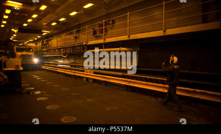 Oceano Pacifico - PFC. Adrian Preciado, una apparecchiatura pesante operatore con la lotta contro il battaglione della logistica 15, la logistica elemento di combattimento del XV Marine Expeditionary Unit, guide a 7 ton carrello sul bene il deck a bordo della USS Pearl Harbor (LSD 52), durante la fase di training composito dell'Unità Esercizio, 9 maggio 2017. Il combattimento Cargo reparto è responsabile per l'organizzazione e la circolazione di Marines, i veicoli e le attrezzature a bordo della nave. COMPTUEX prepara il meu a muoversi efficacemente Marines e attrezzature da sea-to-shore e operare in ambienti austeri. Foto Stock