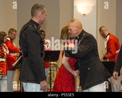 La sig.ra Christine Coetzee, moglie di U.S. Marine Corps Lt. Gen. Robert R. Ruark, vice, Sotto Segretario della Difesa per il personale e la disponibilità, abbracci il Comandante del Marine Corps gen. Robert B. Neller Ruark durante il pensionamento di cerimonia alla caserma marini Washington, Washington, 10 maggio 2017. Ruark in pensione dopo 36 anni NEGLI STATI UNITI Marine Corps. Foto Stock