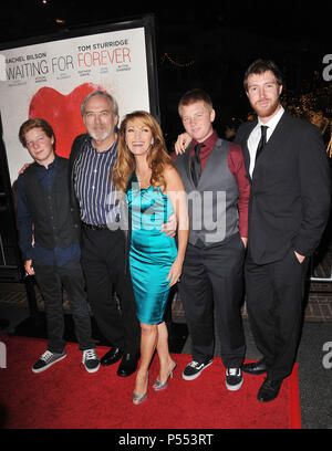 In attesa di Forever Premiere al Grove Theatre di Los Angeles. James Keach, Jane Seymour, i loro figli a James Keach, Jane Seymour, i loro figli 02 ------------- Red Carpet Event, verticale, STATI UNITI D'AMERICA, industria cinematografica, celebrità, fotografia, Bestof, arte cultura e intrattenimento, Topix celebrità moda / Verticale, meglio di, evento nella vita di Hollywood - California, moquette rossa e dietro le quinte, USA, industria cinematografica, celebrità, movie celebrità, personaggi televisivi, musica celebrità, fotografia, Bestof, arte cultura e intrattenimento, Topix, verticale, famiglia da dall'anno , 2011, inchiesta t Foto Stock