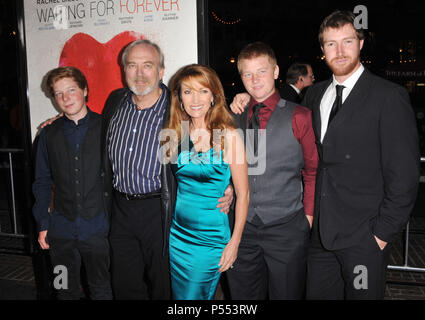 In attesa di Forever Premiere al Grove Theatre di Los Angeles. James Keach, Jane Seymour, i loro figli a James Keach, Jane Seymour, i loro figli 05 ------------- Red Carpet Event, verticale, STATI UNITI D'AMERICA, industria cinematografica, celebrità, fotografia, Bestof, arte cultura e intrattenimento, Topix celebrità moda / Verticale, meglio di, evento nella vita di Hollywood - California, moquette rossa e dietro le quinte, USA, industria cinematografica, celebrità, movie celebrità, personaggi televisivi, musica celebrità, fotografia, Bestof, arte cultura e intrattenimento, Topix, verticale, famiglia da dall'anno , 2011, inchiesta t Foto Stock
