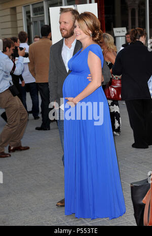 Jenna Fischer, marito di arrivare al 'un po' di aiuto' Premiere al Cary Grant Theatre di Los Angeles.a Jenna Fischer, marito  21 ------------- Red Carpet Event, verticale, STATI UNITI D'AMERICA, industria cinematografica, celebrità, fotografia, Bestof, arte cultura e intrattenimento, Topix celebrità moda / Verticale, meglio di, evento nella vita di Hollywood - California, moquette rossa e dietro le quinte, USA, industria cinematografica, celebrità, movie celebrità, personaggi televisivi, musica celebrità, fotografia, Bestof, arte cultura e intrattenimento, Topix, verticale, famiglia da dall'anno , 2011, inchiesta tsuni@Gamma-USA.com H Foto Stock