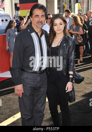 Joe Mantegna, figlia Gia a vetture 2 Premiere al El Capitan Theatre di Los Angeles.a Joe Mantegna, figlia Gia  12 ------------- Red Carpet Event, verticale, STATI UNITI D'AMERICA, industria cinematografica, celebrità, fotografia, Bestof, arte cultura e intrattenimento, Topix celebrità moda / Verticale, meglio di, evento nella vita di Hollywood - California, moquette rossa e dietro le quinte, USA, industria cinematografica, celebrità, movie celebrità, personaggi televisivi, musica celebrità, fotografia, Bestof, arte cultura e intrattenimento, Topix, verticale, famiglia da dall'anno , 2011, inchiesta tsuni@Gamma-USA.com marito e sensore di acqua nel combustibile Foto Stock