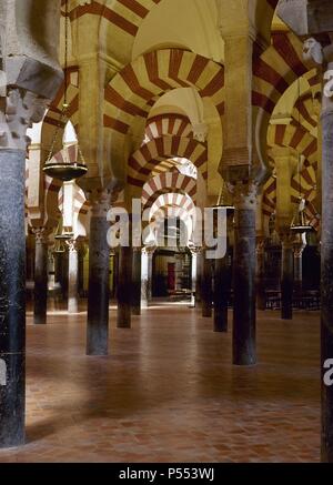 ARTE islamico. EPOCA OMEYA. ESPAÑA. MEZQUITA DE CORDOBA. Construída h. el año 785 por Abd-er-Rahman I (756-788) y ampliada posteriormente por otros monarcas. Originalmente Constaba de una volta navate cruzadas, retocadas en diferentes ocasiones. Detalle de los Arcos de Herradura de la SALA DE LAS COLUMNAS. Andalucía. Foto Stock