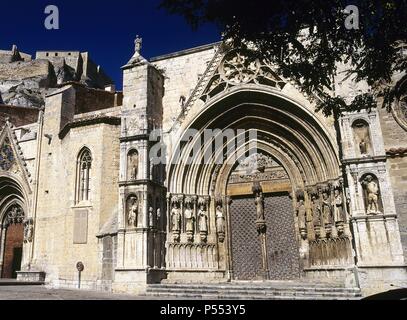 ARTE gotico. ESPAÑA. La Iglesia Arciprestal de Santa Maria. Construida entre los siglos XIII y XV en estilo gótico. Vista del esterno con la PUERTA DE LOS APOSTOLES. MORELLA. Comarca de El Maestrazgo. Provincia de Castellón. Comunidad Valenciana. Foto Stock