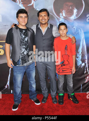 Adam Beach, i bambini il cowboy e alieni premiere presso il Teatro Civico in San Diego.Adam Beach, kids  68 ------------- Red Carpet Event, verticale, STATI UNITI D'AMERICA, industria cinematografica, celebrità, fotografia, Bestof, arte cultura e intrattenimento, Topix celebrità moda / Verticale, meglio di, evento nella vita di Hollywood - California, moquette rossa e dietro le quinte, USA, industria cinematografica, celebrità, movie celebrità, personaggi televisivi, musica celebrità, fotografia, Bestof, arte cultura e intrattenimento, Topix, verticale, famiglia da dall'anno , 2011, inchiesta tsuni@Gamma-USA.com marito e moglie Foto Stock