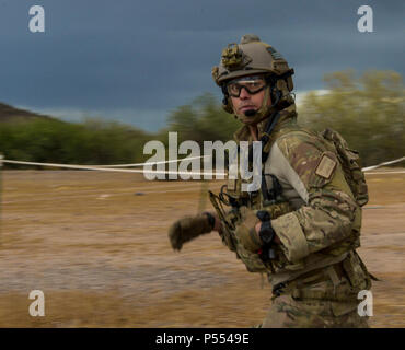 Un U.S. Air Force pararescueman con la 58th squadrone di salvataggio viene eseguito durante un raid simulato presso Angel Thunder 17 in Firenze, Ariz., 9 maggio 2017. Angelo Thunder è una di due settimane, Air Combat Command-sponsorizzato, joint certificata e accreditata il recupero del personale è stata incentrata sulla lotta contro la ricerca e il salvataggio. L'esercizio progettata per fornire corsi di formazione per il personale il recupero degli asset usando una varietà di scenari per simulare condizioni di distribuzione e gli imprevisti. Foto alterata a causa di preoccupazioni per la sicurezza. Foto Stock