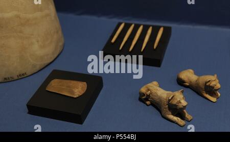 Due pezzi di gioco di avorio in lion-sagomato, un vasetto di alabastro, fine il raschiatore di selce e cinque punte di freccia di osso. Trovato in varie tombe di Abydos. Prima dinastia. Inizio periodo Dynastyc. 3000-2890 A.C. Ny Carlsberg Glyptotek museo. Copenhagen. La Danimarca. Foto Stock