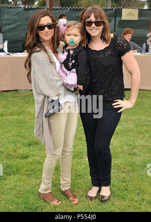 Ashlee Tisdale, Sorella Jennifer, nipote Mikayla in pazienti pediatrici Aid Foundation 2011 presso il Wadsworth Theatre di Los Angeles.Ashley Tisdale, Sorella Jennifer, nipote Mikayla  64 ------------- Red Carpet Event, verticale, STATI UNITI D'AMERICA, industria cinematografica, celebrità, fotografia, Bestof, arte cultura e intrattenimento, Topix celebrità moda / Verticale, meglio di, evento nella vita di Hollywood - California, moquette rossa e dietro le quinte, USA, industria cinematografica, celebrità, movie celebrità, personaggi televisivi, musica celebrità, fotografia, Bestof, arte cultura e intrattenimento, Topix, verticale, famiglia dal y Foto Stock