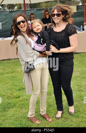 Ashlee Tisdale, Sorella Jennifer, nipote Mikayla in pazienti pediatrici Aid Foundation 2011 presso il Wadsworth Theatre di Los Angeles.Ashley Tisdale, Sorella Jennifer, nipote Mikayla  65 ------------- Red Carpet Event, verticale, STATI UNITI D'AMERICA, industria cinematografica, celebrità, fotografia, Bestof, arte cultura e intrattenimento, Topix celebrità moda / Verticale, meglio di, evento nella vita di Hollywood - California, moquette rossa e dietro le quinte, USA, industria cinematografica, celebrità, movie celebrità, personaggi televisivi, musica celebrità, fotografia, Bestof, arte cultura e intrattenimento, Topix, verticale, famiglia dal y Foto Stock