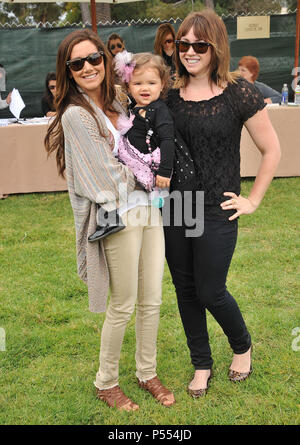 Ashlee Tisdale, Sorella Jennifer, nipote Mikayla in pazienti pediatrici Aid Foundation 2011 presso il Wadsworth Theatre di Los Angeles.Ashley Tisdale, Sorella Jennifer, nipote Mikayla  66 ------------- Red Carpet Event, verticale, STATI UNITI D'AMERICA, industria cinematografica, celebrità, fotografia, Bestof, arte cultura e intrattenimento, Topix celebrità moda / Verticale, meglio di, evento nella vita di Hollywood - California, moquette rossa e dietro le quinte, USA, industria cinematografica, celebrità, movie celebrità, personaggi televisivi, musica celebrità, fotografia, Bestof, arte cultura e intrattenimento, Topix, verticale, famiglia dal y Foto Stock