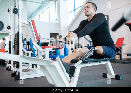 Adaptive atleta usando Vogatore Foto Stock