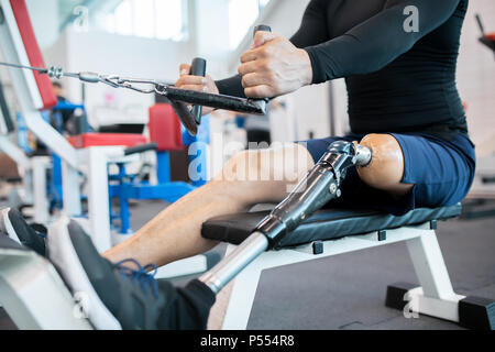 Adaptive atleta usando Vogatore Closeup Foto Stock