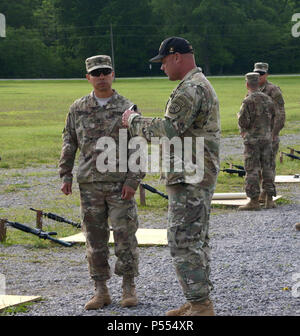 FORT KNOX, Ky. - Indossare un cappello nero, Sgt. 1. Classe Walter Craig, U.S. Esercito di unità di precisione di tiro (USMAU) formazione istruttore di gruppo (ITG), dal Rock Hill, Carolina del Sud fornisce il feedback per una precisione di tiro partecipante il 9 maggio 2017. I soldati della U.S. Esercito di unità di precisione di tiro (USAMU) addestrato più di 50 noncommissioned gli ufficiali assegnati al 3 reggimento di cavalleria, può 1-19, su come condurre il fucile di base corsi di abilità di tiro per esercito ufficiale della riserva di formazione Corps (ROTC) cadetti, in preparazione per la prossima estate Cadet la formazione a Fort Knox, Kentucky. Foto Stock