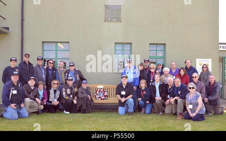 Membri del centesimo Bomb Group Foundation, centesimo BG i veterani e le loro famiglie sono unite da aviatori dal centesimo aria ala di rifornimento in quanto essi rappresentano per una fotografia 10 maggio 2017, a Parham Airfield Museum, Inghilterra. Il gruppo ha visitato RAF Mildenhall e girato ex II Guerra Mondiale basi attorno a East Anglia compresi Thorpe Abati (casa del centesimo bomba gruppo), Horham Rattlesden e. Foto Stock