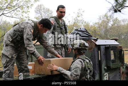 Stati Uniti La riserva di esercito di soldati con il 597th distacco di trasporto basata in Rio Grande città, Texas, caricare una elevata mobilità multiuso di veicolo su ruote con forniture durante l esercizio del guerriero (WAREX) 86-17-02. Più di 70 U.S. Esercito di unità di riserva condotta combattere la formazione per accrescere la letalità come unità coesiva di azione durante la 84ma la formazione del comando WAREX 86-17-02 a Fort McCoy, Wis. dal 29 aprile 2017 fino al 13 maggio 2017. Foto Stock