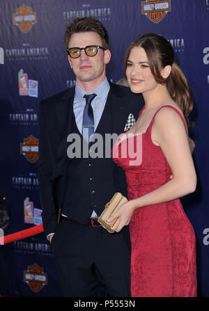 Chris Evans, Hayley Atwell arrivando a Captain America - Il primo vendicatore Premiere al El Capitan Theatre di Los Angeles.Chris Evans, Hayley Atwell  60 ------------- Red Carpet Event, verticale, STATI UNITI D'AMERICA, industria cinematografica, celebrità, fotografia, Bestof, arte cultura e intrattenimento, Topix celebrità moda / Verticale, meglio di, evento nella vita di Hollywood - California, moquette rossa e dietro le quinte, USA, industria cinematografica, celebrità, movie celebrità, personaggi televisivi, musica celebrità, fotografia, Bestof, arte cultura e intrattenimento, Topix, verticale, famiglia da dall'anno , 2011, inquir Foto Stock