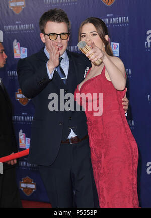 Chris Evans, Hayley Atwell arrivando a Captain America - Il primo vendicatore Premiere al El Capitan Theatre di Los Angeles.Chris Evans, Hayley Atwell  61 ------------- Red Carpet Event, verticale, STATI UNITI D'AMERICA, industria cinematografica, celebrità, fotografia, Bestof, arte cultura e intrattenimento, Topix celebrità moda / Verticale, meglio di, evento nella vita di Hollywood - California, moquette rossa e dietro le quinte, USA, industria cinematografica, celebrità, movie celebrità, personaggi televisivi, musica celebrità, fotografia, Bestof, arte cultura e intrattenimento, Topix, verticale, famiglia da dall'anno , 2011, inquir Foto Stock