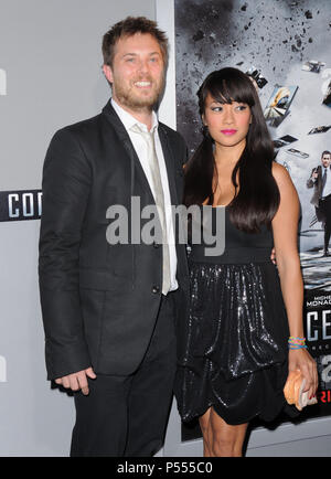 Duncan Jones - direttore al codice sorgente Premiere al Arclight Theatre di Los Angeles.Duncan Jones - direttore  37 ------------- Red Carpet Event, verticale, STATI UNITI D'AMERICA, industria cinematografica, celebrità, fotografia, Bestof, arte cultura e intrattenimento, Topix celebrità moda / Verticale, meglio di, evento nella vita di Hollywood - California, moquette rossa e dietro le quinte, USA, industria cinematografica, celebrità, movie celebrità, personaggi televisivi, musica celebrità, fotografia, Bestof, arte cultura e intrattenimento, Topix, verticale, famiglia da dall'anno , 2011, inchiesta tsuni@Gamma-USA.com marito e moglie Foto Stock