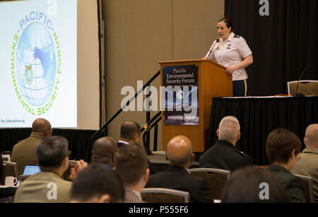 Il cap. Amanda Plachek, Comandante della 134Affari Pubblici del distacco e del coordinatore per l'Alaska esercito Guardia Nazionale dello stato del programma di partenariato, parla ai partecipanti del settimo-Pacifico annuale della sicurezza ambientale Forum di Anchorage in Alaska,, 8-11 maggio, 2017. PESF è stato ospitato dall'Alaska esercito Guardia Nazionale e ha visto la partecipazione di più di 100 persone provenienti da 24 paesi, tra cui Australia, Giappone, Mongolia e Corea del Sud. Foto Stock