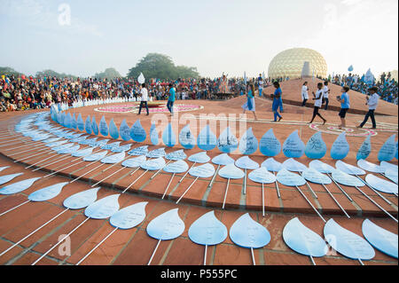 AUROVILLE, India - 28 Feb 2018: l'acqua cerimonia per il cinquantesimo anniversario di Auroville. La raccolta di acqua da diversi corpi idrici del mondo Foto Stock