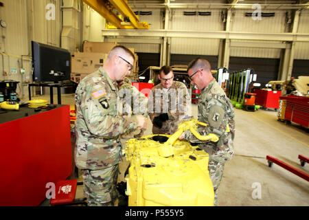 Il personale Sgt. Timothy Moree con det. 2, Presidio di formazione del centro il comando di Parigi, Texas; Sgt. Ryan Johnson con il 652nd multiruolo società Ponte di Guthrie, Minn.; e Sgt. Kyle Harpster con la 267Impresa di Manutenzione di Lincoln, Neb., opera su una trasmissione per un 130G motolivellatrice durante il corso di formazione nella costruzione di apparecchiature avanzate riparatore corso Leader il 10 maggio 2017, alla formazione regionale sito (RTS)-Impianto di manutenzione a Fort McCoy, Wis. il corso introduce i soldati dell esercito 91L militare specialità professionali a soggetti quali shop sicurezza; gestione operativa, manutenzione Foto Stock