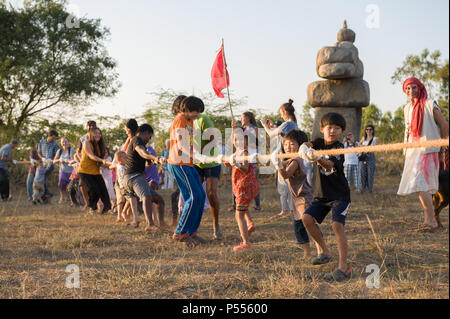 AUROVILLE, India - 2 Marzo 2018: una celebrazione per contrassegnare la prima luna piena del calendario lunare. Giochi per famiglie. Foto Stock