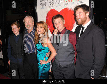 In attesa di Forever Premiere al Grove Theatre di Los Angeles. James Keach, Jane Seymour, i loro figli James Keach, Jane Seymour, i loro figli 24 ------------- Red Carpet Event, verticale, STATI UNITI D'AMERICA, industria cinematografica, celebrità, fotografia, Bestof, arte cultura e intrattenimento, Topix celebrità moda / Verticale, meglio di, evento nella vita di Hollywood - California, moquette rossa e dietro le quinte, USA, industria cinematografica, celebrità, movie celebrità, personaggi televisivi, musica celebrità, fotografia, Bestof, arte cultura e intrattenimento, Topix, verticale, famiglia da dall'anno , 2011, inchiesta tsu Foto Stock