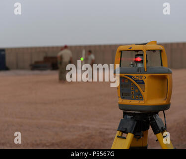 Un grado di livello laser a scansione per la misura della quota di Nigerien Air Base 201, Niger, 9 maggio 2017. Livelli laser vengono utilizzati dai tecnici Dell per garantire elevazione è coerente in un sito di lavoro prima di iniziare la costruzione. Foto Stock