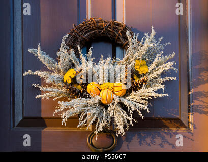 Split buccia delle arance essiccate e pigne corona sulla porta. Entrata in annuale di Natale materiali naturali corona la concorrenza di Colonial Williamsburg, VA. Foto Stock