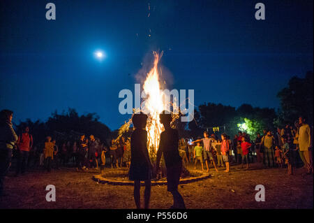 AUROVILLE, India - 2 Marzo 2018: una celebrazione per contrassegnare la prima luna piena del calendario lunare. Foto Stock