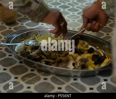 Due avieri dispiegato per il 724th Expeditionary Air Base Squadron ottenere cibo durante un pranzo comune a Nigerien Air Base 201, Niger, 10 maggio 2017. Le forze Armées Nigeriennes hosted aviatori di l'EABS durante un pranzo comune per imparare a conoscere la cultura gli uni degli altri e costruire un rapporto di fiducia. Foto Stock