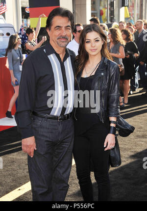 Joe Mantegna, figlia Gia a vetture 2 Premiere al El Capitan Theatre di Los Angeles.Joe Mantegna, figlia Gia  10 ------------- Red Carpet Event, verticale, STATI UNITI D'AMERICA, industria cinematografica, celebrità, fotografia, Bestof, arte cultura e intrattenimento, Topix celebrità moda / Verticale, meglio di, evento nella vita di Hollywood - California, moquette rossa e dietro le quinte, USA, industria cinematografica, celebrità, movie celebrità, personaggi televisivi, musica celebrità, fotografia, Bestof, arte cultura e intrattenimento, Topix, verticale, famiglia da dall'anno , 2011, inchiesta tsuni@Gamma-USA.com marito e moglie Foto Stock