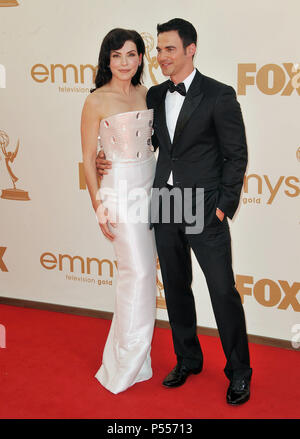 Julianna Margulies, Keith Lieberthal arrivando al 2011 Emmy Awards presso il Nokia Theatre di Los Angeles.Julianna Margulies, Keith Lieberthal  229 ------------- Red Carpet Event, verticale, STATI UNITI D'AMERICA, industria cinematografica, celebrità, fotografia, Bestof, arte cultura e intrattenimento, Topix celebrità moda / Verticale, meglio di, evento nella vita di Hollywood - California, moquette rossa e dietro le quinte, USA, industria cinematografica, celebrità, movie celebrità, personaggi televisivi, musica celebrità, fotografia, Bestof, arte cultura e intrattenimento, Topix, verticale, famiglia da dall'anno , 2011, inchiesta tsuni@G Foto Stock