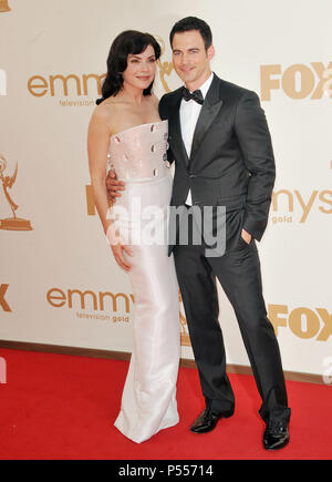 Julianna Margulies, Keith Lieberthal arrivando al 2011 Emmy Awards presso il Nokia Theatre di Los Angeles.Julianna Margulies, Keith Lieberthal  230 ------------- Red Carpet Event, verticale, STATI UNITI D'AMERICA, industria cinematografica, celebrità, fotografia, Bestof, arte cultura e intrattenimento, Topix celebrità moda / Verticale, meglio di, evento nella vita di Hollywood - California, moquette rossa e dietro le quinte, USA, industria cinematografica, celebrità, movie celebrità, personaggi televisivi, musica celebrità, fotografia, Bestof, arte cultura e intrattenimento, Topix, verticale, famiglia da dall'anno , 2011, inchiesta tsuni@G Foto Stock