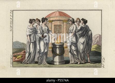 Vestali, sacerdotesse della dea Vesta, conducendo una offerta rituale nella sacra fiamma. Handcolored incisione su rame da Robert von Spalart 'quadro storico dei costumi del popolo principale dell'antichità e del Medioevo" (1798). Foto Stock